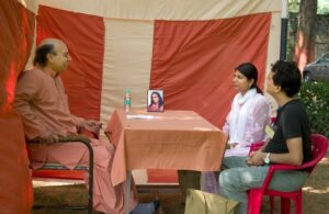 Sw. Omkarananda offers counselling to a devotee couple