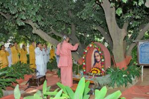 Swami Smaranananda performs arati at Litchi Vedi.