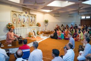 Swami Ishwarananda leads meditation, Delhi kendra.