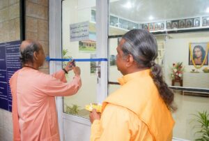 स्वामी शुद्धानन्द ने मध्य कोलकाता में वाईएसएस पुस्तक की दुकान का उद्घाटन करते हुए।
