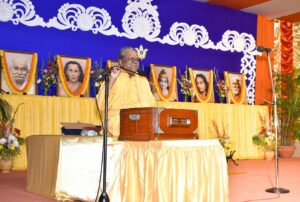 Brahmachari Swarupananda reviews meditation techniques in Bengali.