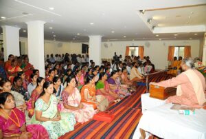 Swamiji leads devotees in chanting and meditation, Anantapur.