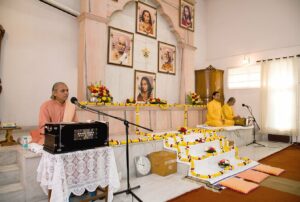 Swami Smaranananda delivers the opening satsanga at three day programme in Chandigarh.