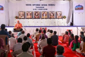 Swami Omkarananda gives a talk to Thanjavur devotees.
