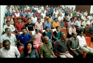 आयोजन में जन साधारण और वाईएसएस सदस्य सम्मिलित होते हुए, रायपुर।