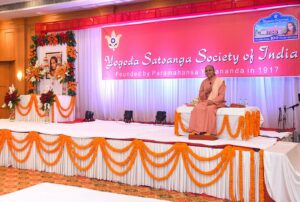 Swami Smaranananda delivers a talk on Gurudeva's teachings, Hissar.