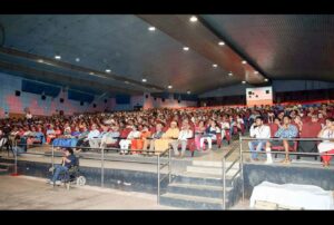 लगभग 1000 लोग व्याख्यान में भाग लेते हुए और 290 "वाईएसएस पाठमाला" के लिए पंजीकरण करते हुए।