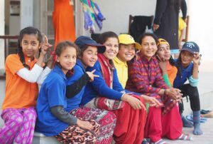 शिविर में भाग लेने वाले बच्चों के चेहरों पर खुशी की लकीरें।