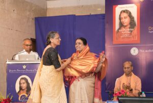 Devotee honours the Chief Guest.