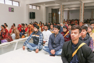 Devotees meditate in the extension hall.