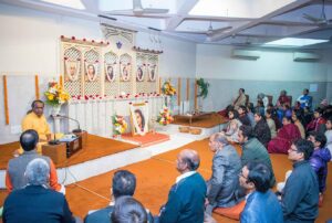 Brahmachari Sheelananda gives a talk to devotees at Delhi kendra.