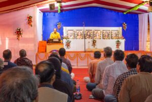 Brahmachari Chinmayananda leads meditation, Puri.