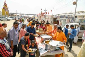 Bhandaras are conducted regularly during the 40 day event.