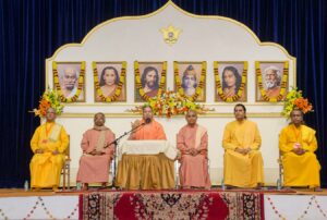 Swami Vasudevananda welcomes the devotees.