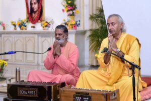Swami Hiteshananda and Brahmachari Dhairyananda join in prayer, Lucknow.