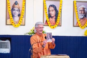 Swamiji shows Gurudeva’s poem “The Noble New” to the devotees and explains its deep spiritual meaning. This was distributed to all the devotees at the end of his talk.