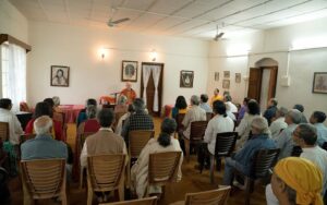 Swami Chidanadaji’s days were filled with meeting devotees, monks families, staff from YSS run institutions, government officials, and media.