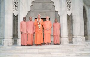 Swami Chidanandaji (centre) with Swami Vishwananda (second from right), Swami Kamalanandaji (second from left), SRF monks who accompanied him from U.S.  Also are Swami Madhvananda (right) and Swami Pavitrananda (left) at the Smriti Mandir.