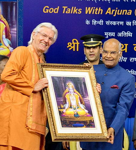 Swami Chidananda presents Bhagavan Krishna's Photo to President of India.