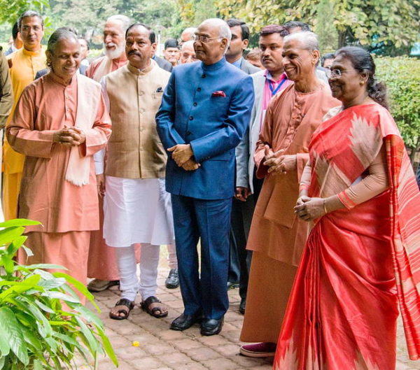 President of India(Ram Nath Kovind), Chief Minister of Jharkhand (Raghubar Das), Governor of Jharkhand (Draupadi Murmu) with Monks of YSS.