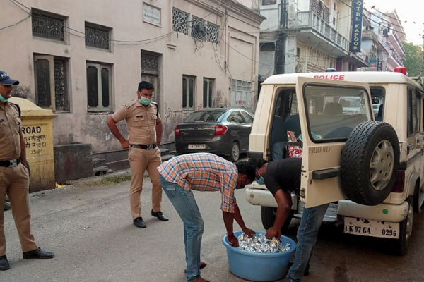 YSS along with the police distribute food to wandering sadhus