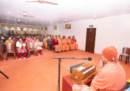 Swami Vasudevananda leads a short meditation.