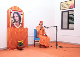 Swami Ishwarananda addresses the gathering.