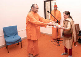 Swami Shraddhananda honouring Dr Shanti Talwar, who helped with the funds for renovation.