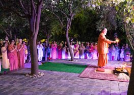 Swami Vishwananda performs arati.