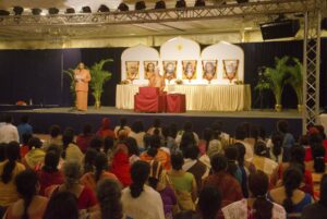 स्वामी ईश्वरानन्द स्वामी चिदानन्दजी का स्वागत करते और दर्शकों से उनका परिचय कराते हुए।