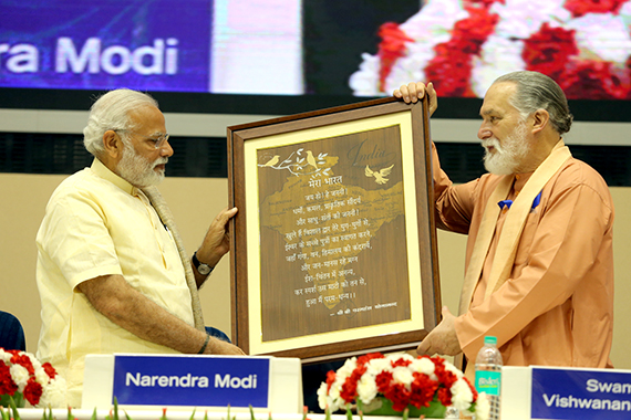 Swami Vishwananda gifts Prime Minister Modi a part of Paramahansa Yogananda’s poem “My India”