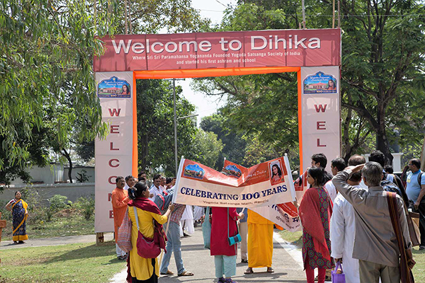 Devotees in Dihika.