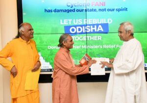 स्वामी स्मरणानन्द ओडिशा के माननीय मुख्यमंत्री श्री नवीन पटनायक को 15 लाख रुपये का चेक भेंट करते हुए।