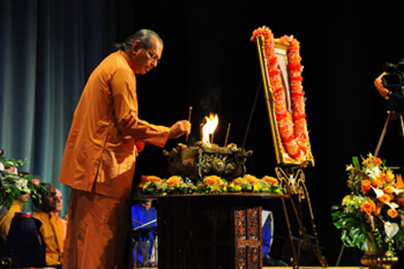 Swami Shraddhananda at Daya Mata memorial service